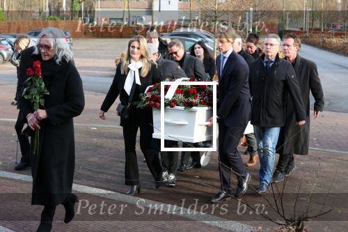 Emmeloord 10 december 2021
Begrafenis Arie Ribbens .Aanwezig zijn vrouw Cea Ribbens zijn dochter met gezin en oa Bonnie St Claire en Jacques Herb met zijn vrouw . De man van Bonnie Anne Jan Jongbloed verzorgt de uitvaart.