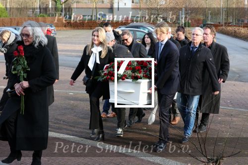 Emmeloord 10 december 2021
Begrafenis Arie Ribbens .Aanwezig zijn vrouw Cea Ribbens zijn dochter met gezin en oa Bonnie St Claire en Jacques Herb met zijn vrouw . De man van Bonnie Anne Jan Jongbloed verzorgt de uitvaart.