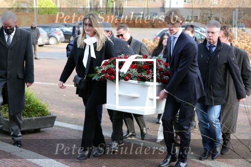 Emmeloord 10 december 2021
Begrafenis Arie Ribbens .Aanwezig zijn vrouw Cea Ribbens zijn dochter met gezin en oa Bonnie St Claire en Jacques Herb met zijn vrouw . De man van Bonnie Anne Jan Jongbloed verzorgt de uitvaart.