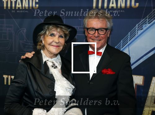 Almere 21 november 2021
Premiere van musical the Titanic in schouwburg Almere. astrid Engels met een kennis