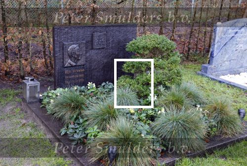 Oud Valkeveen 15 december 2021
Het graf van Jan des Bouvrie . Achter op het graf staat de tekst, Hier ligt Jan , die kon er wat van. MNaast jan ligt zijn goede vriend Bert Verwelius