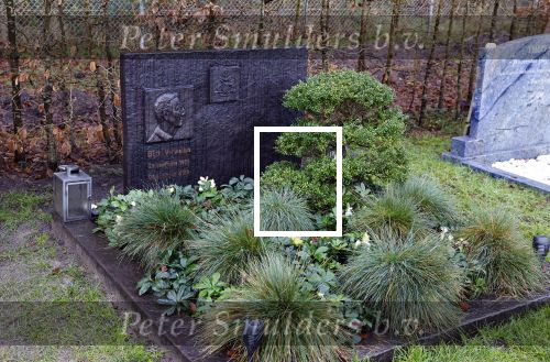 Oud Valkeveen 15 december 2021
Het graf van Jan des Bouvrie . Achter op het graf staat de tekst, Hier ligt Jan , die kon er wat van. MNaast jan ligt zijn goede vriend Bert Verwelius