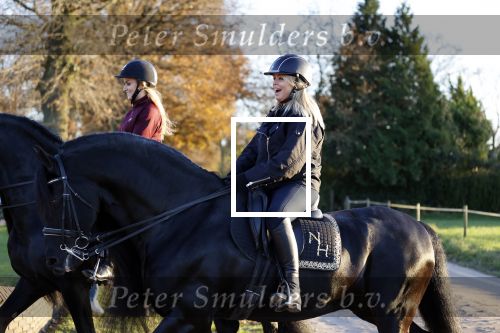 Lunteren 22 november 2021
Presentatie paarden calendar waarvan opbrengst naar het KWF gaat . Bridget Maasland en Samantha Steenwijk krijgen het eerste exemplaar . Ze kopen per paard aanrijden