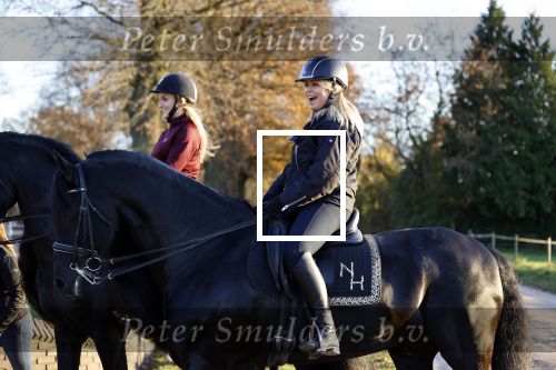 Lunteren 22 november 2021
Presentatie paarden calendar waarvan opbrengst naar het KWF gaat . Bridget Maasland en Samantha Steenwijk krijgen het eerste exemplaar . Ze kopen per paard aanrijden