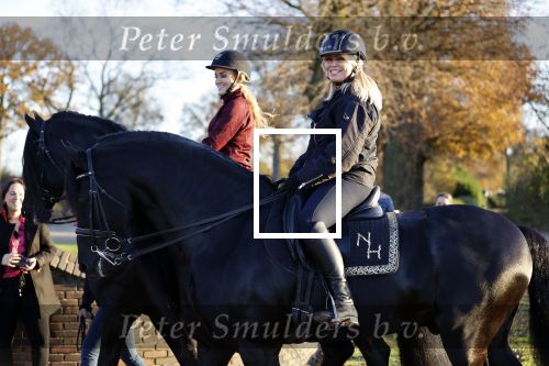 Lunteren 22 november 2021
Presentatie paarden calendar waarvan opbrengst naar het KWF gaat . Bridget Maasland en Samantha Steenwijk krijgen het eerste exemplaar . Ze kopen per paard aanrijden