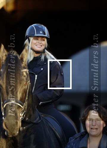 Lunteren 22 november 2021
Presentatie paarden calendar waarvan opbrengst naar het KWF gaat . Bridget Maasland en Samantha Steenwijk krijgen het eerste exemplaar . Ze kopen per paard aanrijden