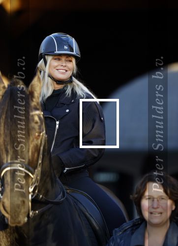 Lunteren 22 november 2021
Presentatie paarden calendar waarvan opbrengst naar het KWF gaat . Bridget Maasland en Samantha Steenwijk krijgen het eerste exemplaar . Ze kopen per paard aanrijden