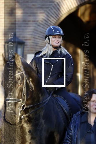Lunteren 22 november 2021
Presentatie paarden calendar waarvan opbrengst naar het KWF gaat . Bridget Maasland en Samantha Steenwijk krijgen het eerste exemplaar . Ze kopen per paard aanrijden
