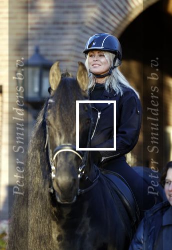 Lunteren 22 november 2021
Presentatie paarden calendar waarvan opbrengst naar het KWF gaat . Bridget Maasland en Samantha Steenwijk krijgen het eerste exemplaar . Ze kopen per paard aanrijden