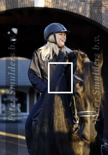 Lunteren 22 november 2021
Presentatie paarden calendar waarvan opbrengst naar het KWF gaat . Bridget Maasland en Samantha Steenwijk krijgen het eerste exemplaar . Ze kopen per paard aanrijden