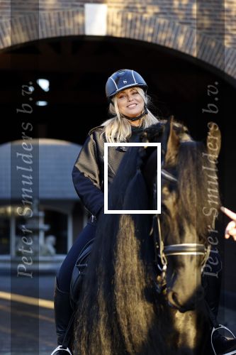 Lunteren 22 november 2021
Presentatie paarden calendar waarvan opbrengst naar het KWF gaat . Bridget Maasland en Samantha Steenwijk krijgen het eerste exemplaar . Ze kopen per paard aanrijden