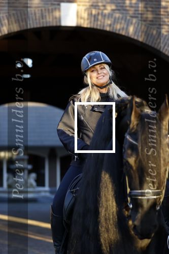 Lunteren 22 november 2021
Presentatie paarden calendar waarvan opbrengst naar het KWF gaat . Bridget Maasland en Samantha Steenwijk krijgen het eerste exemplaar . Ze kopen per paard aanrijden