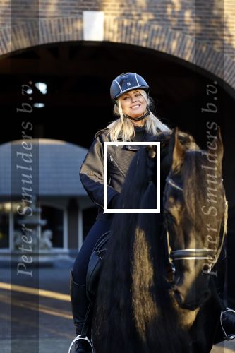 Lunteren 22 november 2021
Presentatie paarden calendar waarvan opbrengst naar het KWF gaat . Bridget Maasland en Samantha Steenwijk krijgen het eerste exemplaar . Ze kopen per paard aanrijden