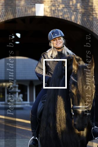 Lunteren 22 november 2021
Presentatie paarden calendar waarvan opbrengst naar het KWF gaat . Bridget Maasland en Samantha Steenwijk krijgen het eerste exemplaar . Ze kopen per paard aanrijden