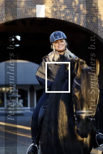 Lunteren 22 november 2021
Presentatie paarden calendar waarvan opbrengst naar het KWF gaat . Bridget Maasland en Samantha Steenwijk krijgen het eerste exemplaar . Ze kopen per paard aanrijden
