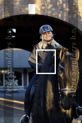 Lunteren 22 november 2021
Presentatie paarden calendar waarvan opbrengst naar het KWF gaat . Bridget Maasland en Samantha Steenwijk krijgen het eerste exemplaar . Ze kopen per paard aanrijden