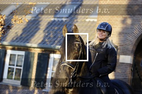 Lunteren 22 november 2021
Presentatie paarden calendar waarvan opbrengst naar het KWF gaat . Bridget Maasland en Samantha Steenwijk krijgen het eerste exemplaar . Ze kopen per paard aanrijden