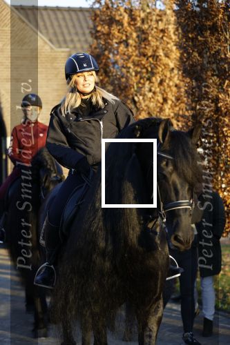 Lunteren 22 november 2021
Presentatie paarden calendar waarvan opbrengst naar het KWF gaat . Bridget Maasland en Samantha Steenwijk krijgen het eerste exemplaar . Ze kopen per paard aanrijden