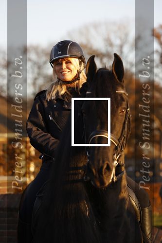 Lunteren 22 november 2021
Presentatie paarden calendar waarvan opbrengst naar het KWF gaat . Bridget Maasland en Samantha Steenwijk krijgen het eerste exemplaar . Ze kopen per paard aanrijden
