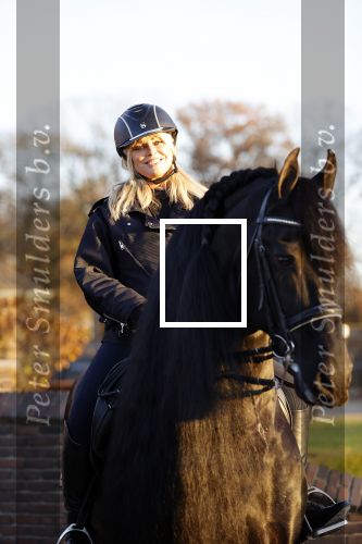 Lunteren 22 november 2021
Presentatie paarden calendar waarvan opbrengst naar het KWF gaat . Bridget Maasland en Samantha Steenwijk krijgen het eerste exemplaar . Ze kopen per paard aanrijden