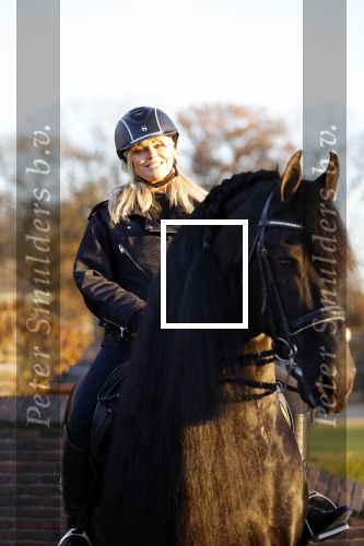 Lunteren 22 november 2021
Presentatie paarden calendar waarvan opbrengst naar het KWF gaat . Bridget Maasland en Samantha Steenwijk krijgen het eerste exemplaar . Ze kopen per paard aanrijden