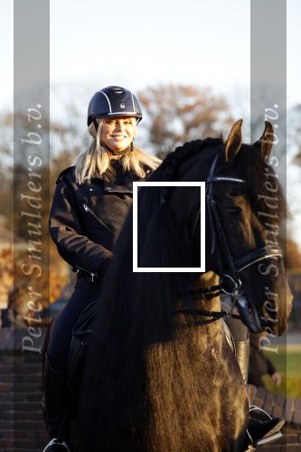Lunteren 22 november 2021
Presentatie paarden calendar waarvan opbrengst naar het KWF gaat . Bridget Maasland en Samantha Steenwijk krijgen het eerste exemplaar . Ze kopen per paard aanrijden