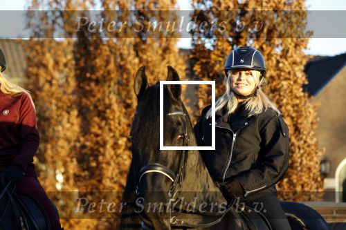 Lunteren 22 november 2021
Presentatie paarden calendar waarvan opbrengst naar het KWF gaat . Bridget Maasland en Samantha Steenwijk krijgen het eerste exemplaar . Ze kopen per paard aanrijden