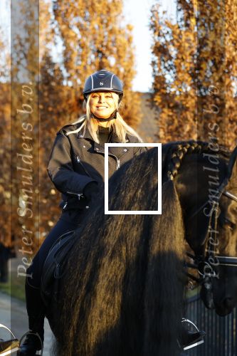 Lunteren 22 november 2021
Presentatie paarden calendar waarvan opbrengst naar het KWF gaat . Bridget Maasland en Samantha Steenwijk krijgen het eerste exemplaar . Ze kopen per paard aanrijden