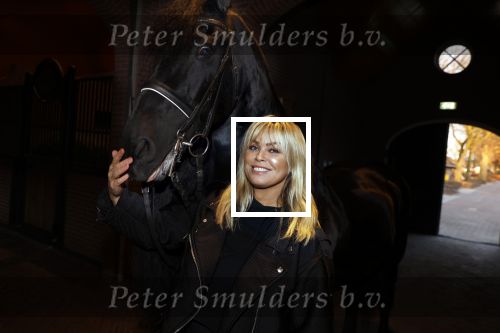 Lunteren 22 november 2021
Presentatie paarden calendar waarvan opbrengst naar het KWF gaat . Bridget Maasland en Samantha Steenwijk krijgen het eerste exemplaar . Ze kopen per paard aanrijden
