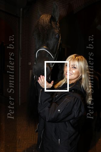 Lunteren 22 november 2021
Presentatie paarden calendar waarvan opbrengst naar het KWF gaat . Bridget Maasland en Samantha Steenwijk krijgen het eerste exemplaar . Ze kopen per paard aanrijden