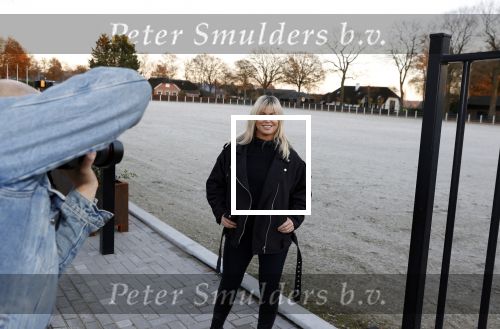 Lunteren 22 november 2021
Presentatie paarden calendar waarvan opbrengst naar het KWF gaat . Bridget Maasland en Samantha Steenwijk krijgen het eerste exemplaar . Ze kopen per paard aanrijden