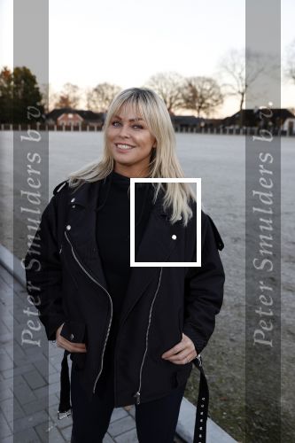 Lunteren 22 november 2021
Presentatie paarden calendar waarvan opbrengst naar het KWF gaat . Bridget Maasland en Samantha Steenwijk krijgen het eerste exemplaar . Ze kopen per paard aanrijden