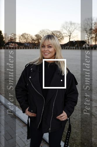 Lunteren 22 november 2021
Presentatie paarden calendar waarvan opbrengst naar het KWF gaat . Bridget Maasland en Samantha Steenwijk krijgen het eerste exemplaar . Ze kopen per paard aanrijden