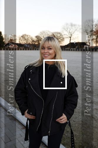 Lunteren 22 november 2021
Presentatie paarden calendar waarvan opbrengst naar het KWF gaat . Bridget Maasland en Samantha Steenwijk krijgen het eerste exemplaar . Ze kopen per paard aanrijden