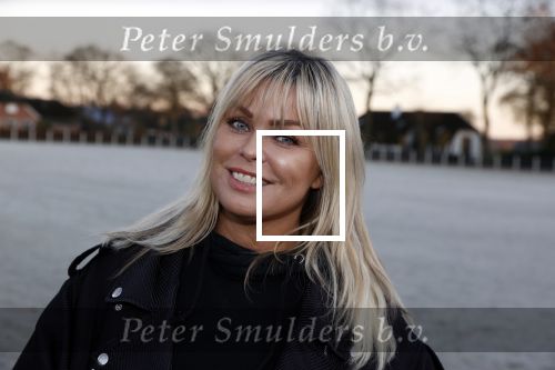 Lunteren 22 november 2021
Presentatie paarden calendar waarvan opbrengst naar het KWF gaat . Bridget Maasland en Samantha Steenwijk krijgen het eerste exemplaar . Ze kopen per paard aanrijden