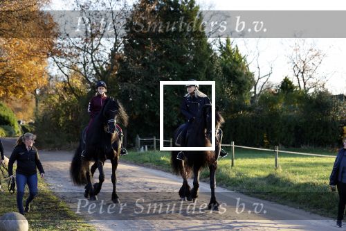 Lunteren 22 november 2021
Presentatie paarden calendar waarvan opbrengst naar het KWF gaat . Bridget Maasland en Samantha Steenwijk krijgen het eerste exemplaar . Ze kopen per paard aanrijden
