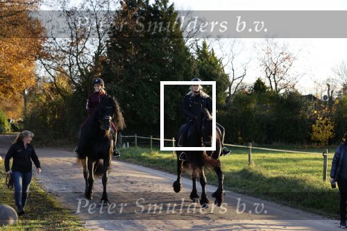 Lunteren 22 november 2021
Presentatie paarden calendar waarvan opbrengst naar het KWF gaat . Bridget Maasland en Samantha Steenwijk krijgen het eerste exemplaar . Ze kopen per paard aanrijden
