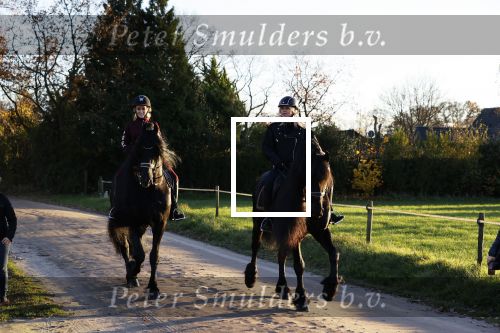 Lunteren 22 november 2021
Presentatie paarden calendar waarvan opbrengst naar het KWF gaat . Bridget Maasland en Samantha Steenwijk krijgen het eerste exemplaar . Ze kopen per paard aanrijden