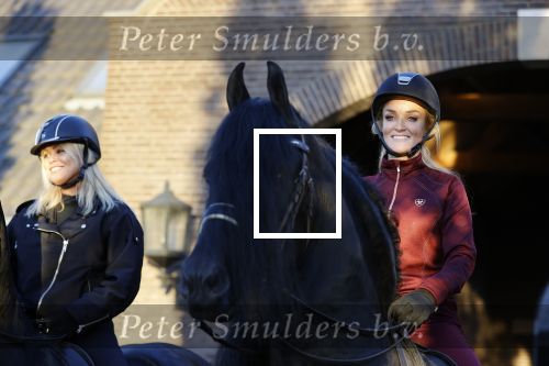 Lunteren 22 november 2021
Presentatie paarden calendar waarvan opbrengst naar het KWF gaat . Bridget Maasland en Samantha Steenwijk krijgen het eerste exemplaar . Ze kopen per paard aanrijden