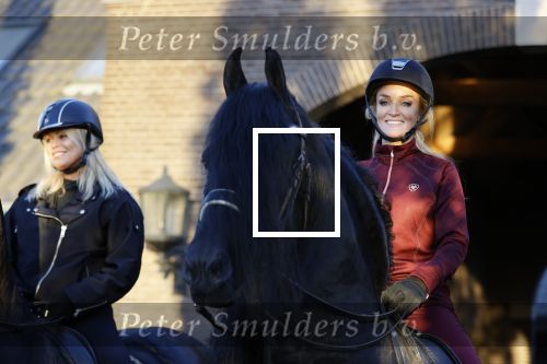 Lunteren 22 november 2021
Presentatie paarden calendar waarvan opbrengst naar het KWF gaat . Bridget Maasland en Samantha Steenwijk krijgen het eerste exemplaar . Ze kopen per paard aanrijden
