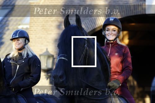 Lunteren 22 november 2021
Presentatie paarden calendar waarvan opbrengst naar het KWF gaat . Bridget Maasland en Samantha Steenwijk krijgen het eerste exemplaar . Ze kopen per paard aanrijden