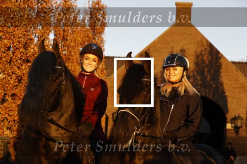 Lunteren 22 november 2021
Presentatie paarden calendar waarvan opbrengst naar het KWF gaat . Bridget Maasland en Samantha Steenwijk krijgen het eerste exemplaar . Ze kopen per paard aanrijden