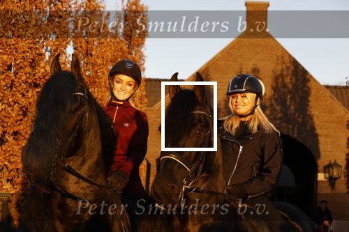 Lunteren 22 november 2021
Presentatie paarden calendar waarvan opbrengst naar het KWF gaat . Bridget Maasland en Samantha Steenwijk krijgen het eerste exemplaar . Ze kopen per paard aanrijden