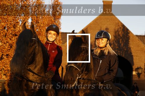 Lunteren 22 november 2021
Presentatie paarden calendar waarvan opbrengst naar het KWF gaat . Bridget Maasland en Samantha Steenwijk krijgen het eerste exemplaar . Ze kopen per paard aanrijden