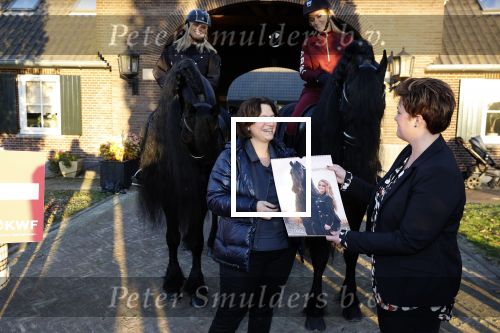 Lunteren 22 november 2021
Presentatie paarden calendar waarvan opbrengst naar het KWF gaat . Bridget Maasland en Samantha Steenwijk krijgen het eerste exemplaar . Ze kopen per paard aanrijden
