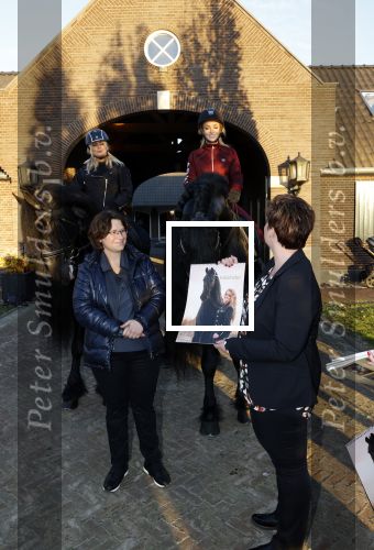 Lunteren 22 november 2021
Presentatie paarden calendar waarvan opbrengst naar het KWF gaat . Bridget Maasland en Samantha Steenwijk krijgen het eerste exemplaar . Ze kopen per paard aanrijden