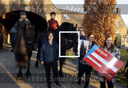 Lunteren 22 november 2021
Presentatie paarden calendar waarvan opbrengst naar het KWF gaat . Bridget Maasland en Samantha Steenwijk krijgen het eerste exemplaar . Ze kopen per paard aanrijden
