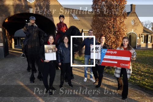 Lunteren 22 november 2021
Presentatie paarden calendar waarvan opbrengst naar het KWF gaat . Bridget Maasland en Samantha Steenwijk krijgen het eerste exemplaar . Ze kopen per paard aanrijden