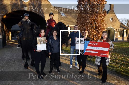 Lunteren 22 november 2021
Presentatie paarden calendar waarvan opbrengst naar het KWF gaat . Bridget Maasland en Samantha Steenwijk krijgen het eerste exemplaar . Ze kopen per paard aanrijden