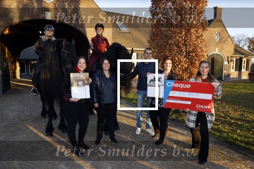 Lunteren 22 november 2021
Presentatie paarden calendar waarvan opbrengst naar het KWF gaat . Bridget Maasland en Samantha Steenwijk krijgen het eerste exemplaar . Ze kopen per paard aanrijden